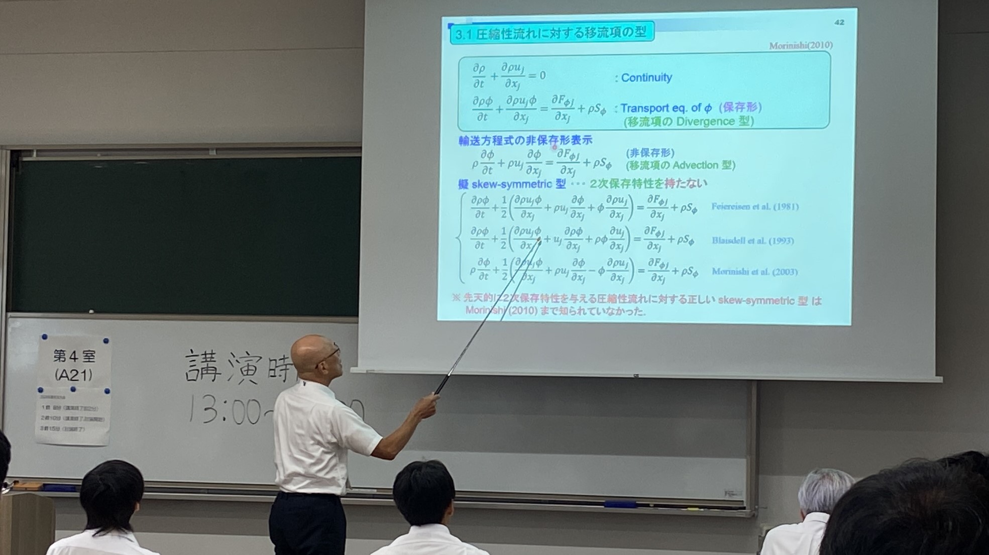 テレビを見ている人たち  低い精度で自動的に生成された説明